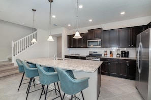 Fully equipped kitchen with counter bar