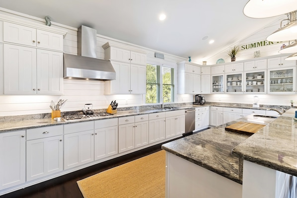 A beautiful kitchen that's fully stocked!