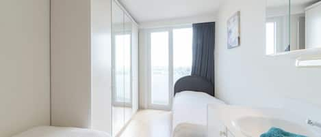 Mueble, Ventana, Comodidad, Edificio, Marco De La Cama, Sombra, Diseño De Interiores, Madera, Suelo