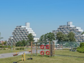 Himmel, Pflanze, Gebäude, Eigentum, Tower Block, Grundstueck, Urban Design, Baum, Eigentumswohnung, Biome