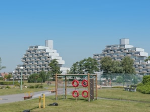 Himmel, Pflanze, Gebäude, Eigentum, Tower Block, Grundstueck, Urban Design, Baum, Eigentumswohnung, Biome