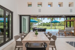 Luxury Dining Table Seats up to 8 Guests 
