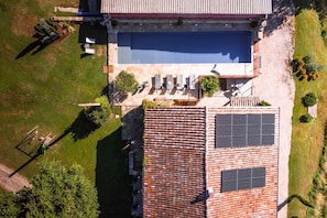 Extérieurs : Piscine chauffée - Terrasses - Plancha - Table pour 14 personnes - Canapé - Table de ping-pong - Aire de jeux avec cabane, trampoline, balançoire et toboggan - Terrain de pétanque + boules.