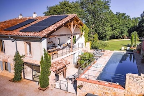 Extérieurs : Piscine chauffée - Terrasses - Plancha - Table pour 14 personnes - Canapé - Table de ping-pong - Aire de jeux avec cabane, trampoline, balançoire et toboggan - Terrain de pétanque + boules.