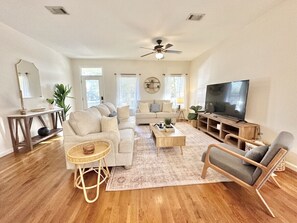 Private Beach Cottage, Sleeps 10, Minutes from Beach and Bay