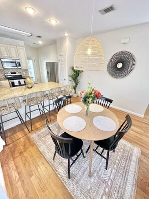Private Beach Cottage, Sleeps 10, Minutes from Beach and Bay