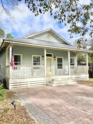 Private Beach Cottage, Sleeps 10, Minutes from Beach and Bay