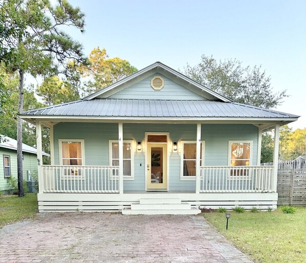 Private Beach Cottage, Sleeps 10, Minutes from Beach and Bay