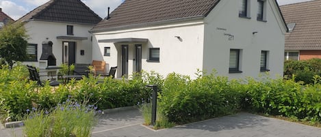 Das Ferienhaus Seewind ist das hintere Haus ganz für euch alleine