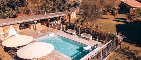 Espace protégé piscine. Piscine salée, jacuzzi & espace de détente 