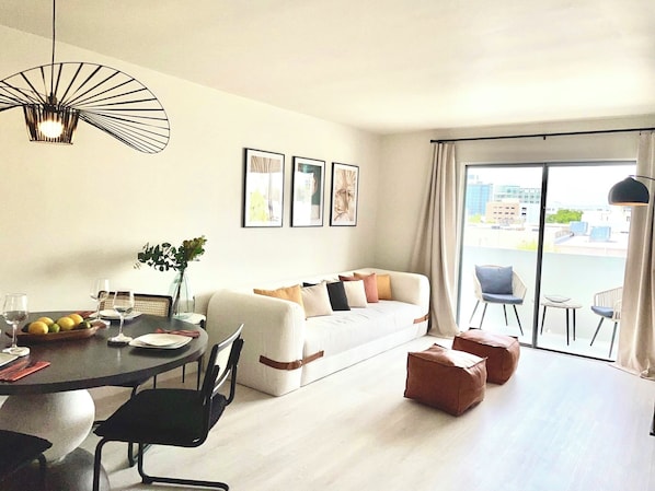 Living/Dining Room (1)