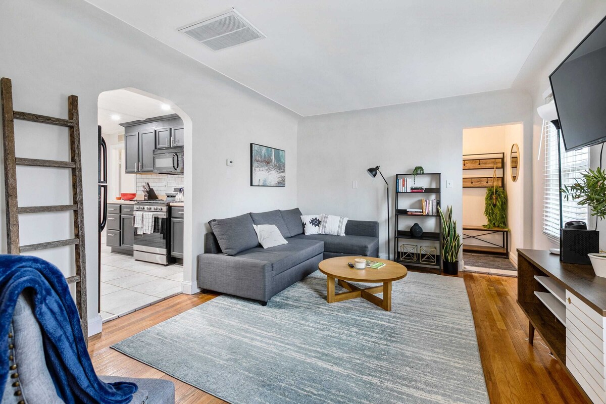 Stylish, Cute & Homey Livonia Getaway