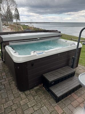 7 person jacuzzi on the back of the house 