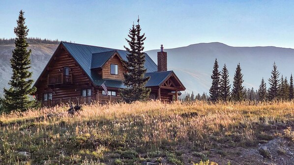 Moose Tracks Cabin is your secluded, luxury getaway in the mountains!