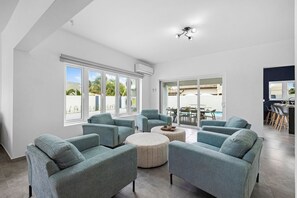NEW 6 Bedroom Villa 2min Eagle Beach & Palm Beach (7938)