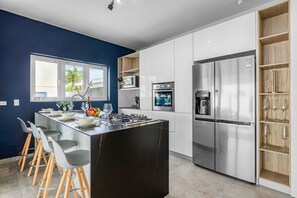 NEW 6 Bedroom Villa 2min Eagle Beach & Palm Beach (7941)