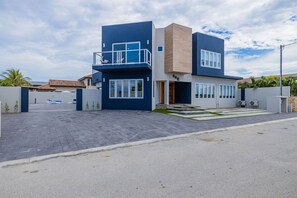 NEW 6 Bedroom Villa 2min Eagle Beach & Palm Beach (7934)