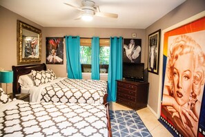 Marylin Monroe En Suite w/ full bathroom/bathtub and shower