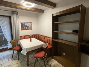Geräumiges Appartement 3 mit Balkon-Deml_App3_Essecke