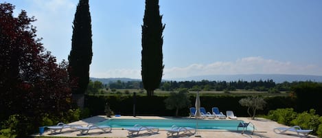 La piscine avec la vue sur le Luberon