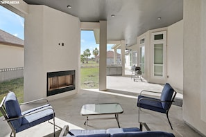 [Patio] Outdoor fireplace, BBQ grill & hot tub!