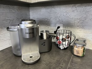 Keurig coffee machine with frother for cappuccinos and lattes 