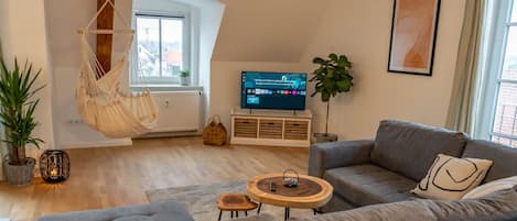 Wohnzimmer mit großer Schlafcouch