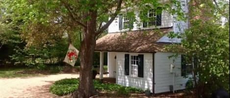 Cottage with shade trees and private parking