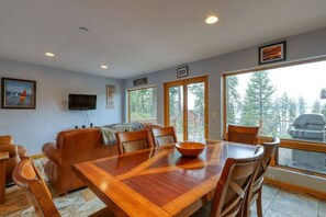 Dining area with lakeview. Weber grill on deck. Chairs for 6