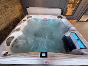 Hot tub for 6