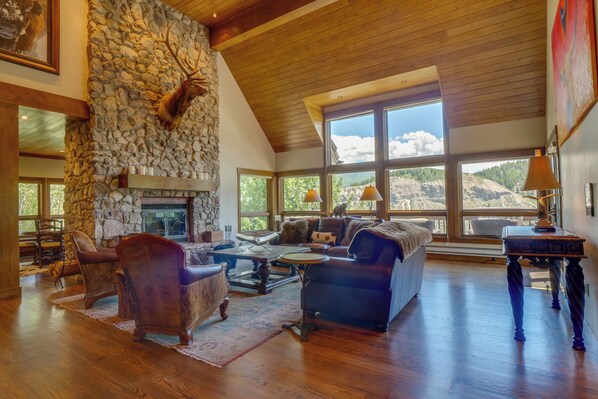 Extraordinary windows allow you to admire the scenery in comfort.