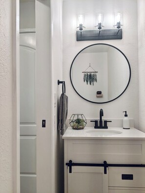 Half bathroom | Contemporary-inspired design