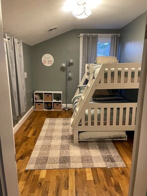 Kids room - bunk bed with trundle (twin, full, twin)