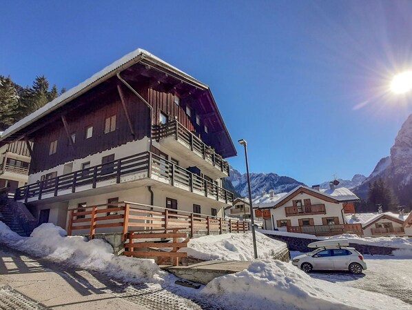 Himmel, Gebäude, Eigentum, Schnee, Fenster, Licht, Berg, Steigung, Haus, Strassenlicht