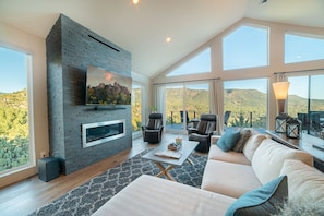 Gas fireplace, large screen tv, beautiful views... this is the way to visit Pine!