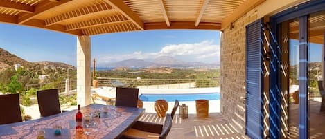 Terrasse mit Blick auf Berge und Meer