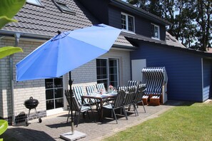 Die große Terrasse mit Strandkorb lädt zum verweilen ein