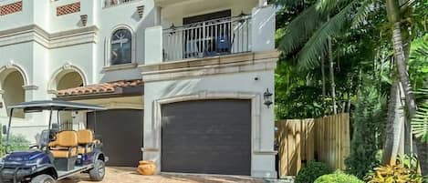 Stunning WaterView 4 Bedroom/ 3.5 Bathroom Townhouse with elevator & accessible dock only 1 Minute walk to Las Olas Blvd. through the Italian style cobblestone walkway.
6 person Street Legal Golf Cart available for rent. 
