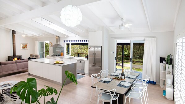 Latitude South Coast - jervis bay accommodation kitchen and dining room table