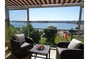 ANEMONE DE MER - Salon dans véranda avec vue sur mer & Archipel des 7 îles