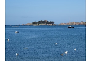 Baie Ste Anne Trégastel - Le Château de Costaérès & le Phare de Ploumanac'h