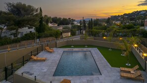 Piscine au crépuscule