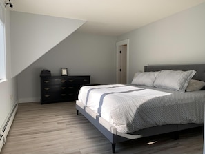 Master Bedroom w/ King Bed & ensuite bath