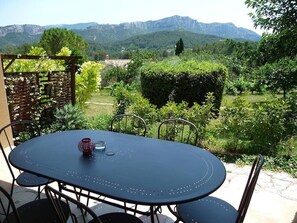 terrasse vue sur la sainte baume