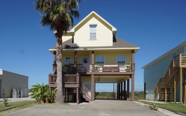 Mellow Yellow in Dolphin Point Subdivision view from Commerce Street