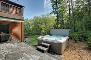 This luxurious bullfrog hot tub has seating for 6!