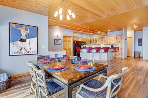Dining Area With Seating For 6 People