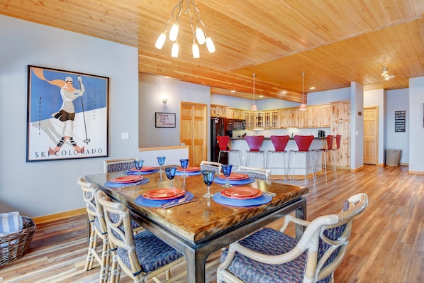 Dining Area With Seating For 6 People