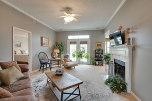 High ceiling living room, open and airy