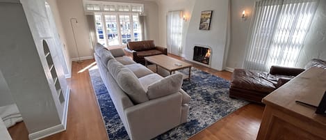 Living Room w/ gas fireplace